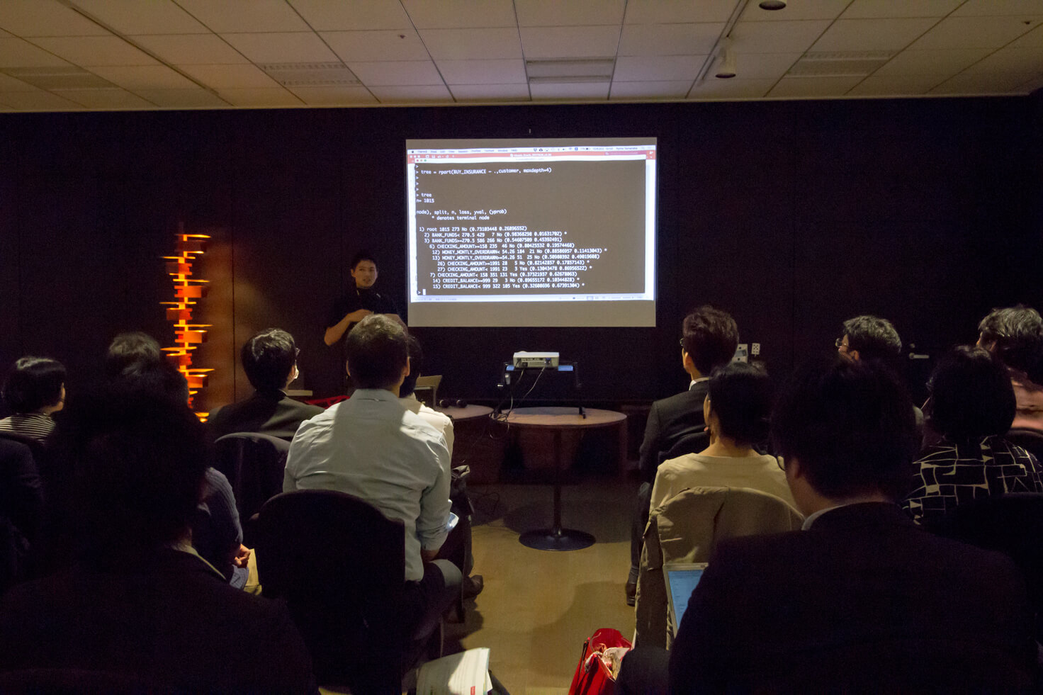 - 実際のデータを使用したライブコーディングに沸く会場 -